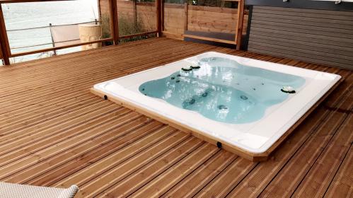 jacuzzi en terrasse face au lac